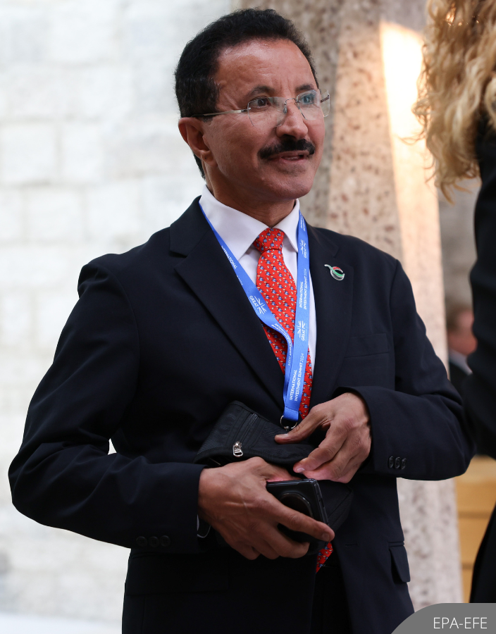 NewsBFM's tweet photo. MMC Port has appointed executive chairman Sultan Ahmed Sulayem to lead Malaysia’s largest port operator after group CEO Azman Shah’s exit.

In February, the Emirati resigned from DP World after scrutiny over email exchanges with late sex offender Jeffrey Epstein, reports Reuters.

🧵1