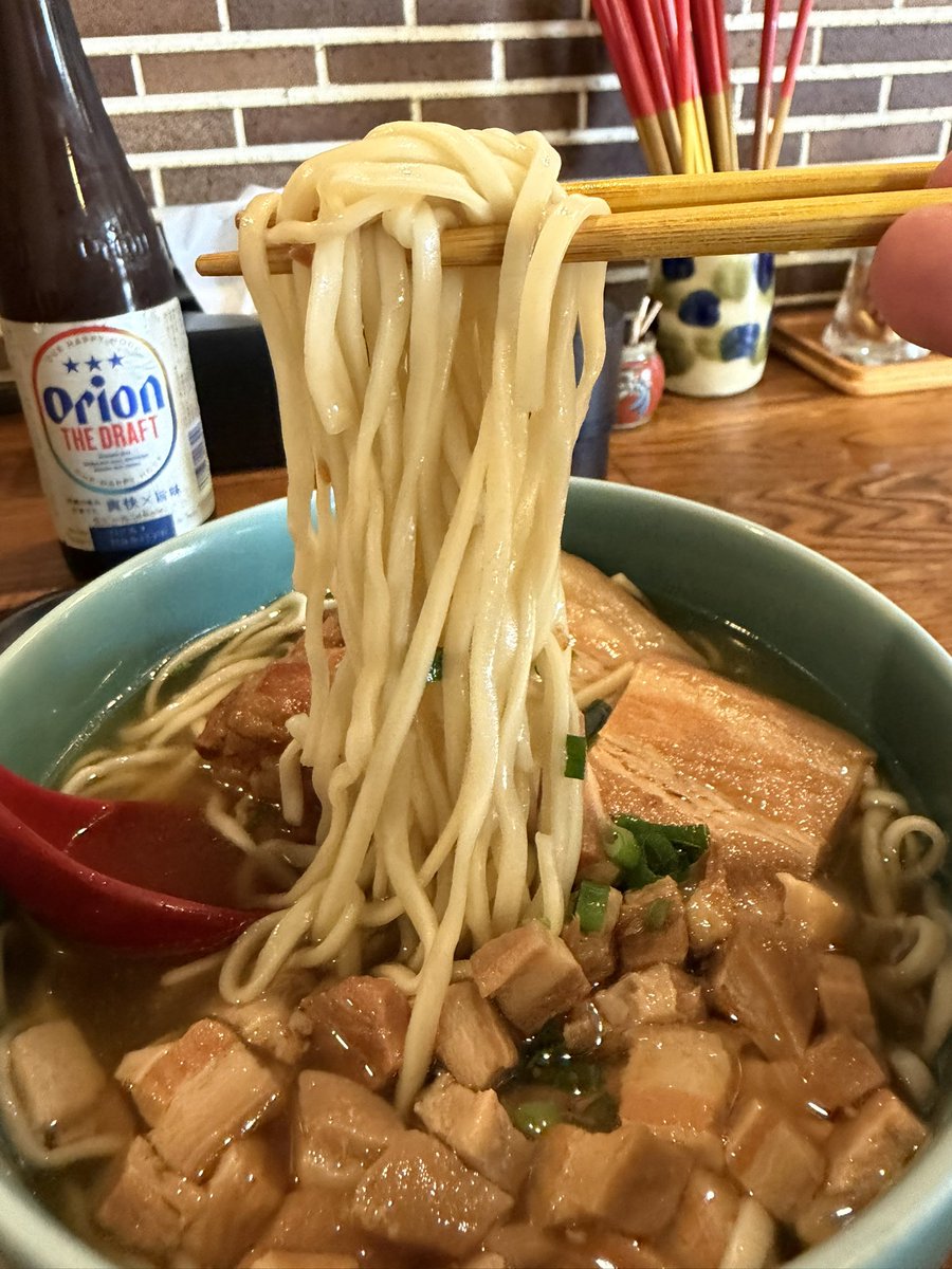 ramenyo2's tweet photo. OKINAWA SOBA EIBUN

BUNBUNそば1580円
じゅーしー小340円

昨日沖縄に入り定休日の二郎にほど近いこちら。記帳台やTableCheck導入してる人気店。17時過ぎ着で並びなし空席あり、通し営業ありがたい🥹この日1食目でオリオンで乾杯からの全部入り沖縄そば美味すぎました😋

ごちそうさまでした。 https://t.co/RkVs4x73DQ
