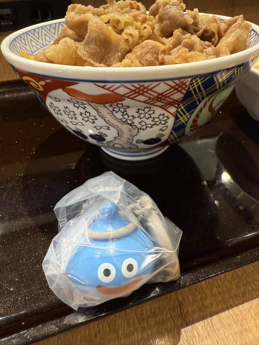 hirokisan4's tweet photo. とても待ってた
吉野家 x ドラゴンクエストウォーク コラボ第二弾
青スライムくん来てくれたー！ https://t.co/Y22aGZATOy