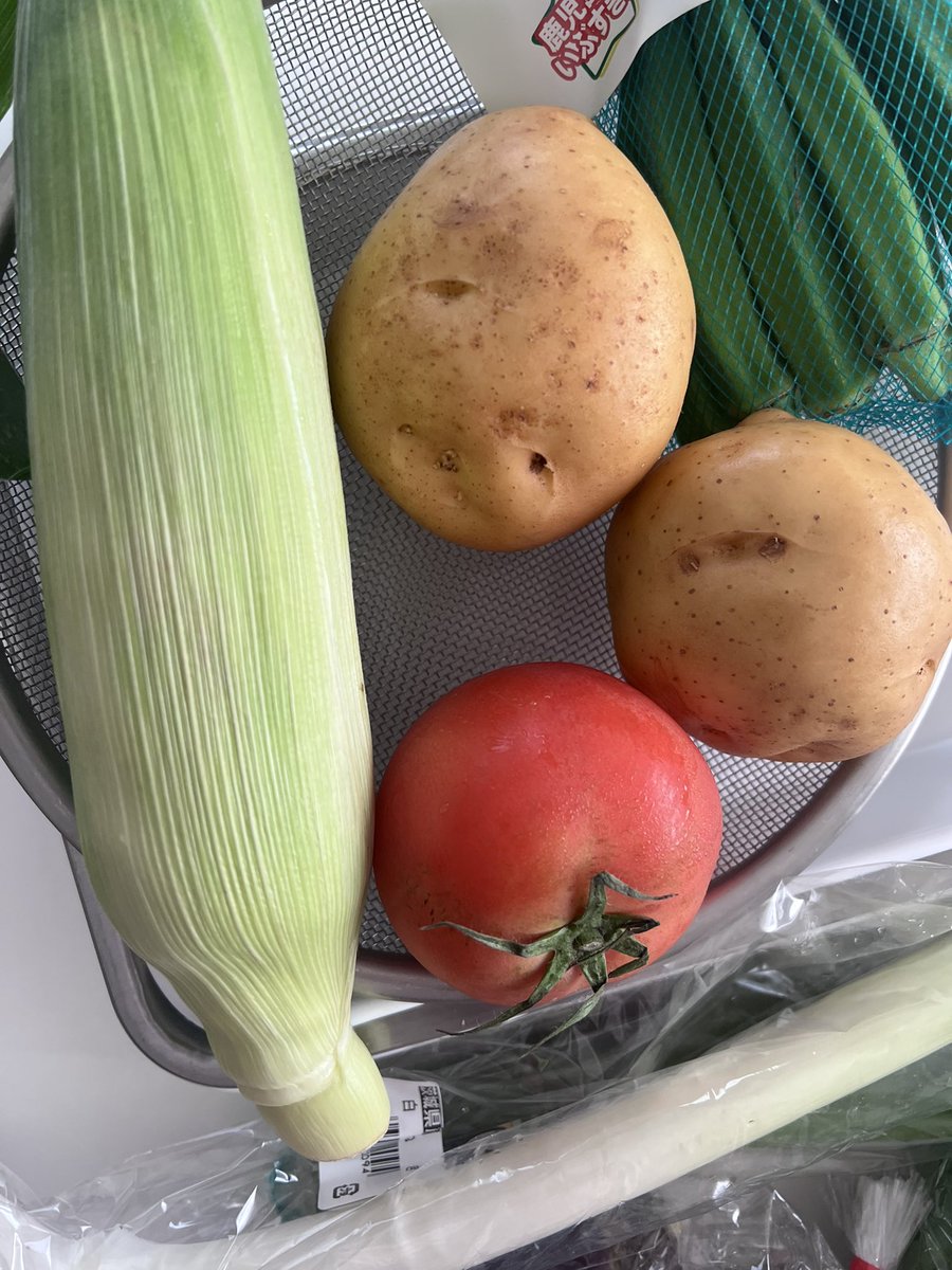 Cheese_Crouton's tweet photo. 料理教室2回目です。
本日は、四品作ります。
友達が丹精してくれた「安芸津の赤土で育ったジャガイモ」が本当に綺麗で美味しいので見て欲しい✨ https://t.co/YnOetAYpVU