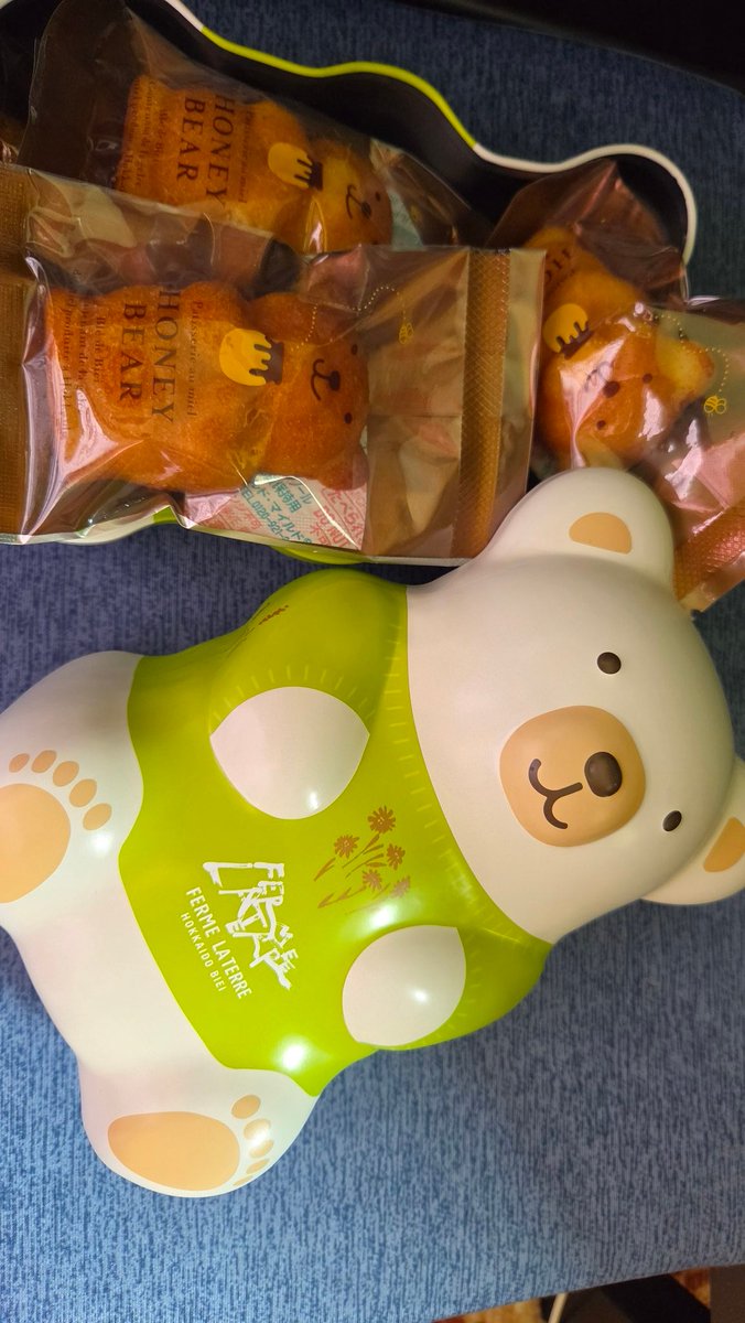 wada16721's tweet photo. ラ・テールのクマ缶
シロクマは美瑛本店で限定販売。
一目惚れして連れて帰りましたよ。
ようこそ、我が家へ。 https://t.co/JYjmaeJyCx