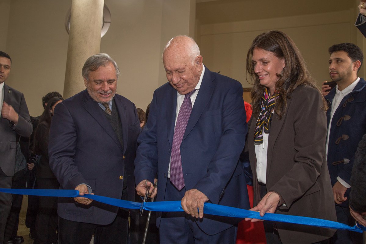 derechouchile's tweet photo. Nuestra Facultad rindió un homenaje al expresidente Ricardo Lagos con la inauguración de una sala de seminarios que lleva su nombre. Conoce este reencuentro del exmandatario con la Escuela, donde fue un destacado alumno, dirigente estudiantil y profesor en https://t.co/zQONMCJMG1 https://t.co/fIAapbkmuS