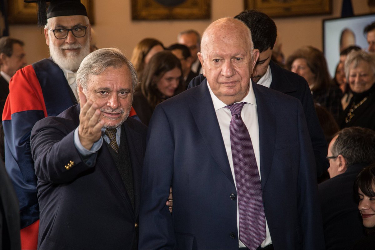 derechouchile's tweet photo. Nuestra Facultad rindió un homenaje al expresidente Ricardo Lagos con la inauguración de una sala de seminarios que lleva su nombre. Conoce este reencuentro del exmandatario con la Escuela, donde fue un destacado alumno, dirigente estudiantil y profesor en https://t.co/zQONMCJMG1 https://t.co/fIAapbkmuS