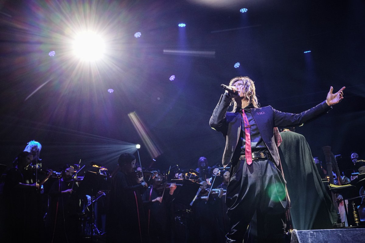 GACKT's tweet photo. 昨日、
川越で【魔王シンフォニー 2026 -INFINITY-】の幕が上がった。

無事に初日を迎えられたこと、
そして開演が押しながらも待ってくれた全員に、
心から感謝している。

今回、
ボクが創りたかったのは、
単なるコンサートじゃない。

音楽を通して、
失った記憶と向き合うための箱だ。

ステージに立ちながら、
改めて思った。

この世界は、
演者だけでは完成しない。

昨日、
あの空間を完成させたのは、
間違いなくそこにいた一人ひとり。

だからこそ、
初日で終わる気はない。

もっと狂気を。
もっと没入感を。
もっと美しく、
もっと残酷に。

まだ削れる。
まだ壊せる。
まだ、この世界は深くなる。

【INFINITY】とは、
終わりがないという意味じゃない。

思考も、
表現も、
進化も、
限界を決めないということ。

昨日見た景色は、
完成形じゃない。

始まりだ。

次の街では、
昨日を超える。

その次は、
さらにその先へ。

最後に辿り着く景色は、
ボクにもまだ見えていない。

だから面白い。

アナタが取り戻す記憶は、
きっと、
その後の人生を書き換える。