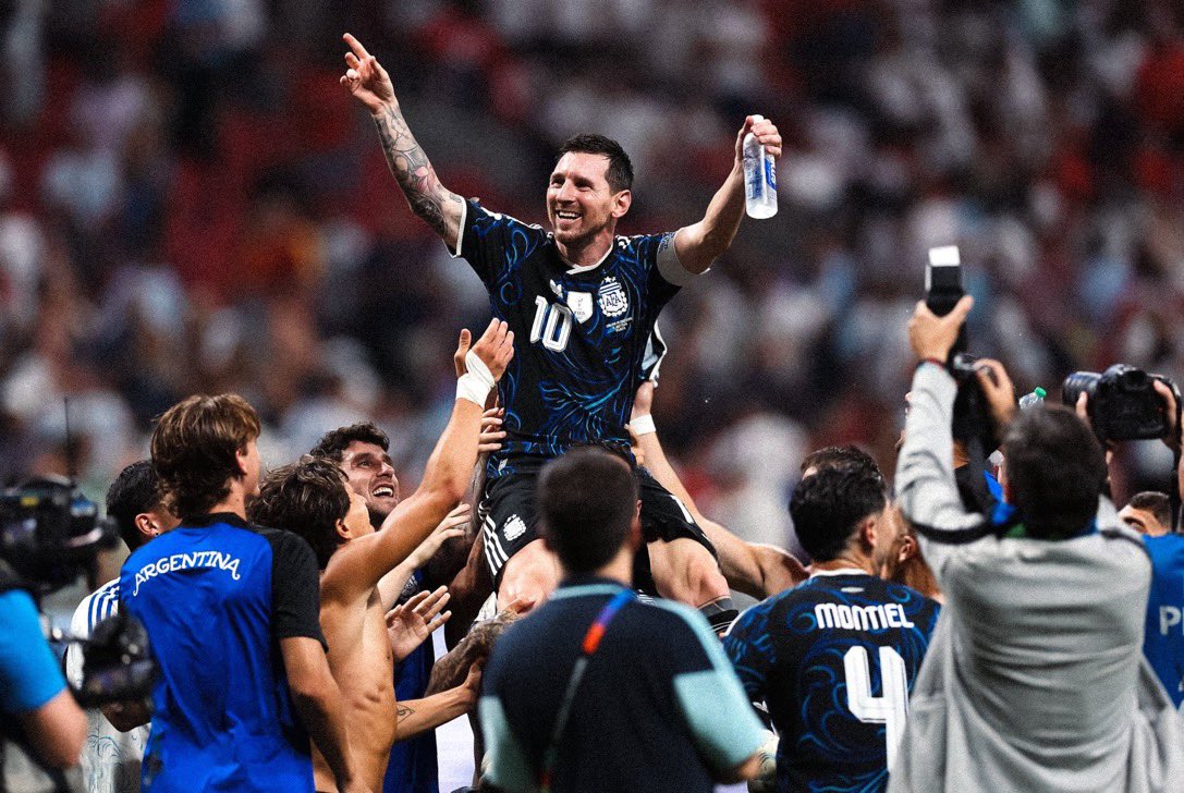 wele715's tweet photo. تعبنا وحنا نقووول انك افضل لاعب بالتارييييييخخخخخخخخخخ 🩵🤍🐐 #messi https://t.co/EiUVO6RbMI