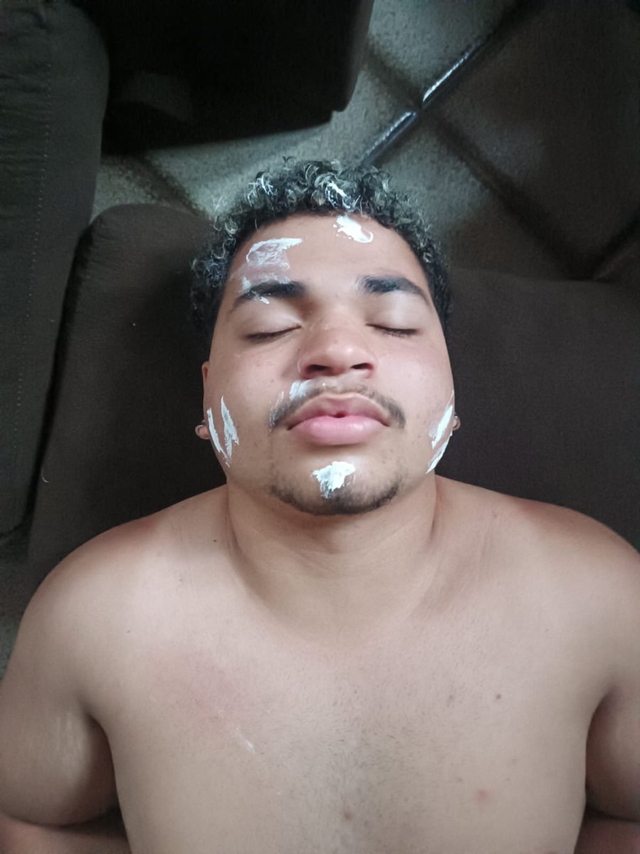 caioazv_'s tweet photo. Esse dia aq é fácil um dos melhores dias da minha vida, foi o aniversário do Tutu (meu melhor amigo) e ele nunca tinha dormido fora de casa, ai a mãe dele liberou no dia do niver dele e a gnt ficou a madrugada toda acordado, e ai teve o momento dessa foto né, o primeiro q dormiu https://t.co/PjfwrP4rjG
