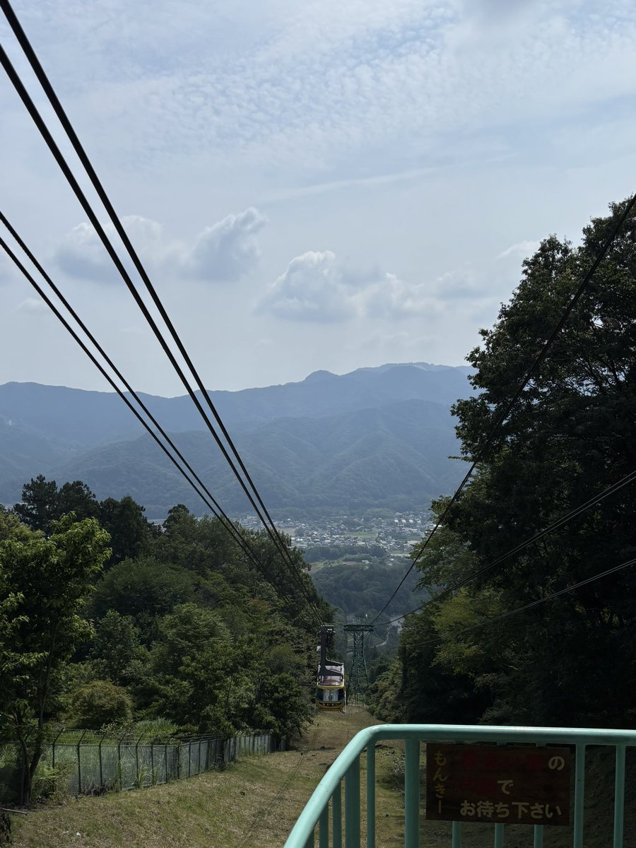 hodoropeway's tweet photo. おはようございます☀️
2026年7月16日10:00 現在    
宝登山の天気は・・・晴れ
山頂駅の気温は29.5度🌡️
10時から30分間隔の運行です🚡
本日 最高気温は、36℃予報です🌞
こまめな休憩 水分補給で、熱中症等に気をつけて、お出掛けください😃
📷 山頂駅ホーム から もんきー号車
#長瀞町 #イマソラ https://t.co/qNAsZFmHck