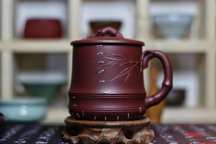 AmazingXianyang's tweet photo. The art of healing broken ceramics! ✨ Guanzhong "Juci"is a 120-year-old heritage that uses metal staples to breathe new life into fractured pottery. A true display of Eastern philosophy: finding perfection in imperfection. 🏺🌿 #IntangibleHeritage #ArtAndDesign  #Xianyang https://t.co/bNU3VBsADG