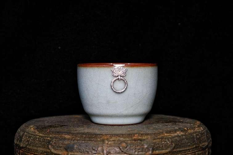 AmazingXianyang's tweet photo. The art of healing broken ceramics! ✨ Guanzhong "Juci"is a 120-year-old heritage that uses metal staples to breathe new life into fractured pottery. A true display of Eastern philosophy: finding perfection in imperfection. 🏺🌿 #IntangibleHeritage #ArtAndDesign  #Xianyang https://t.co/bNU3VBsADG
