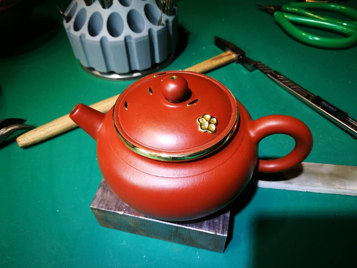 AmazingXianyang's tweet photo. The art of healing broken ceramics! ✨ Guanzhong "Juci"is a 120-year-old heritage that uses metal staples to breathe new life into fractured pottery. A true display of Eastern philosophy: finding perfection in imperfection. 🏺🌿 #IntangibleHeritage #ArtAndDesign  #Xianyang https://t.co/bNU3VBsADG