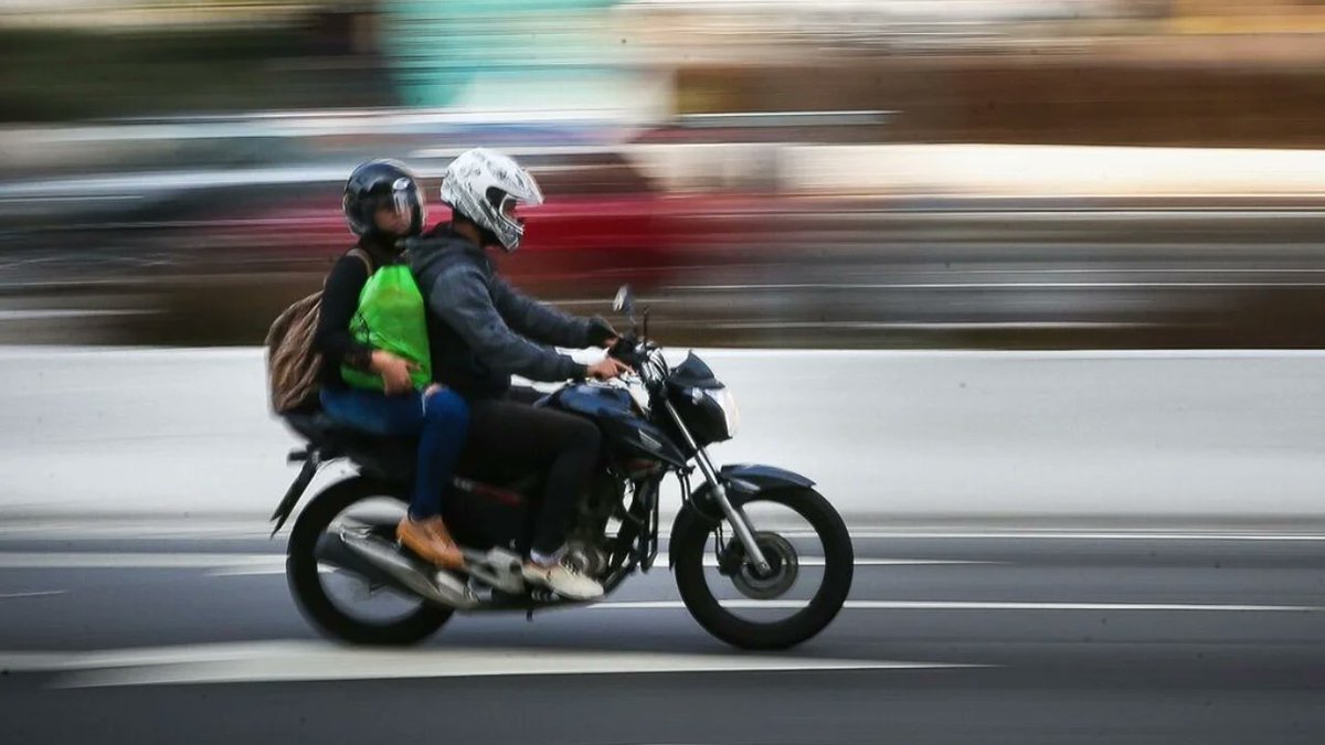 RioEstacao's tweet photo. Trocar o transporte público coletivo por viagens pelo app de motocicleta pode resultar em morte ou sequelas para o resto da vida. #PesquisaCoppeUFRJ #transporte https://t.co/mGWO51Gwuf https://t.co/BnETb7NsPj