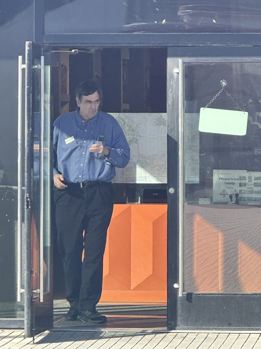 EarlKeck's tweet photo. @POTUS your Golden Gate Welcome Center employees act a bit too bureaucratic by turning people away 15 minutes before the facility closes and locking the door at 5:55pm. That is not a way to serve the citizens who pay their salaries. https://t.co/cfXwGHuVAd