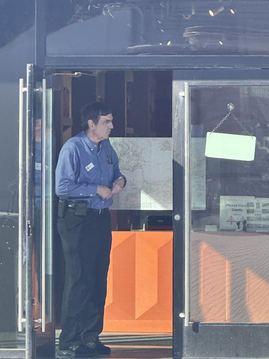 EarlKeck's tweet photo. @POTUS your Golden Gate Welcome Center employees act a bit too bureaucratic by turning people away 15 minutes before the facility closes and locking the door at 5:55pm. That is not a way to serve the citizens who pay their salaries. https://t.co/cfXwGHuVAd