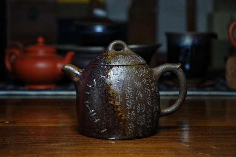 AmazingXianyang's tweet photo. The art of healing broken ceramics! ✨ Guanzhong "Juci"is a 120-year-old heritage that uses metal staples to breathe new life into fractured pottery. A true display of Eastern philosophy: finding perfection in imperfection. 🏺🌿 #IntangibleHeritage #ArtAndDesign  #Xianyang https://t.co/bNU3VBsADG