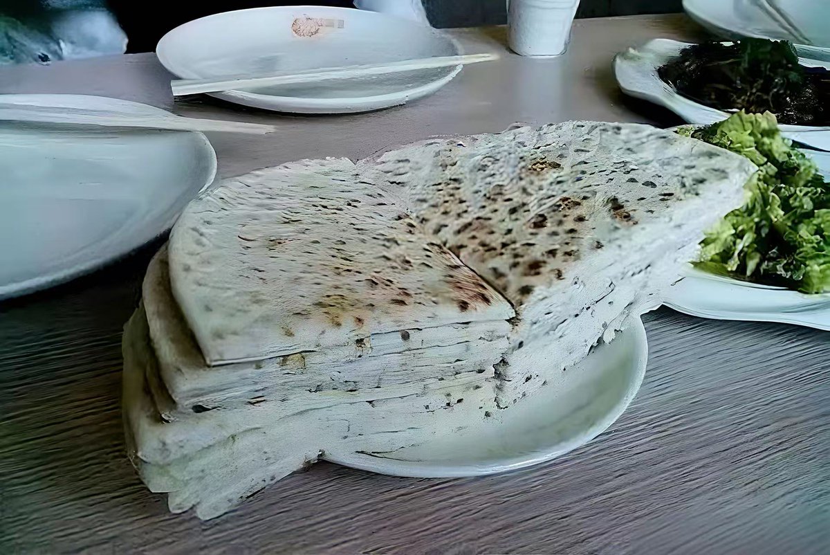 AmazingXianyang's tweet photo. Craving authentic Chinese flavors? 🥢 Meet Jingyang Jiabei Mo &amp; handmade pancakes—a century-old culinary heritage from #Xianyang! Crafted with a 100-year recipe and natural ingredients, every bite delivers the purest taste of tradition. 🌾 #Foodie #ChineseFood #CulinaryHeritage https://t.co/Vm1gvsjUWi