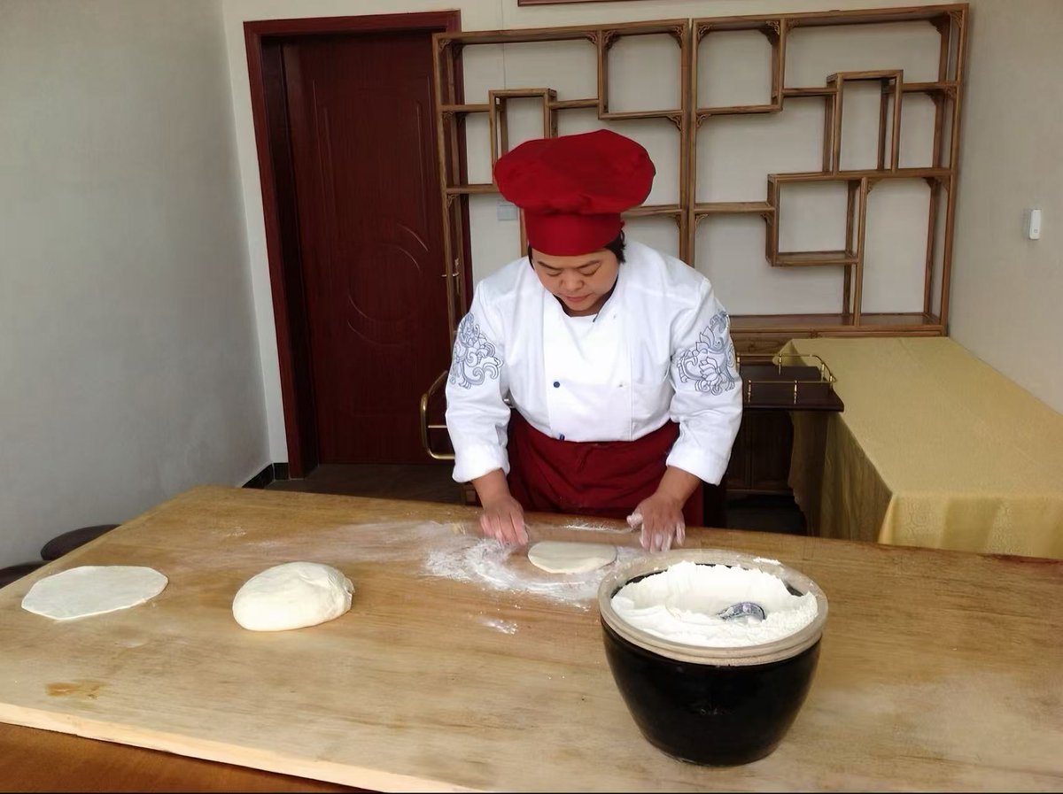 AmazingXianyang's tweet photo. Craving authentic Chinese flavors? 🥢 Meet Jingyang Jiabei Mo &amp; handmade pancakes—a century-old culinary heritage from #Xianyang! Crafted with a 100-year recipe and natural ingredients, every bite delivers the purest taste of tradition. 🌾 #Foodie #ChineseFood #CulinaryHeritage https://t.co/Vm1gvsjUWi