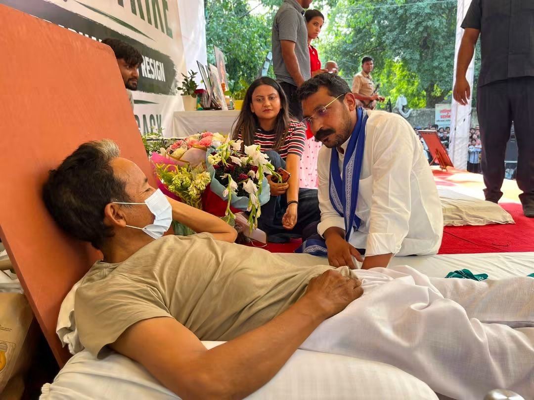 advakpankaj's tweet photo. नीट (NEET-UG) परीक्षा में हुई कथित धांधली और पेपर लीक के खिलाफ छात्रों का आक्रोश अब एक देशव्यापी आंदोलन का रूप ले चुका है। इस लोकतांत्रिक संघर्ष को मजबूती देने भीम आर्मी के प्रमुख और नगीना से सांसद चंद्रशेखर आज़ाद खुद प्रदर्शन स्थल पर पहुंचे। 

@Wangchuk66 @BhimArmyChief https://t.co/WuGbNSRtZp