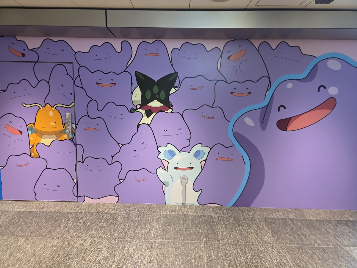 19aka92's tweet photo. 東京駅歩いてたら大量のメタモンいた！かわよし https://t.co/Sc0COAb1MR