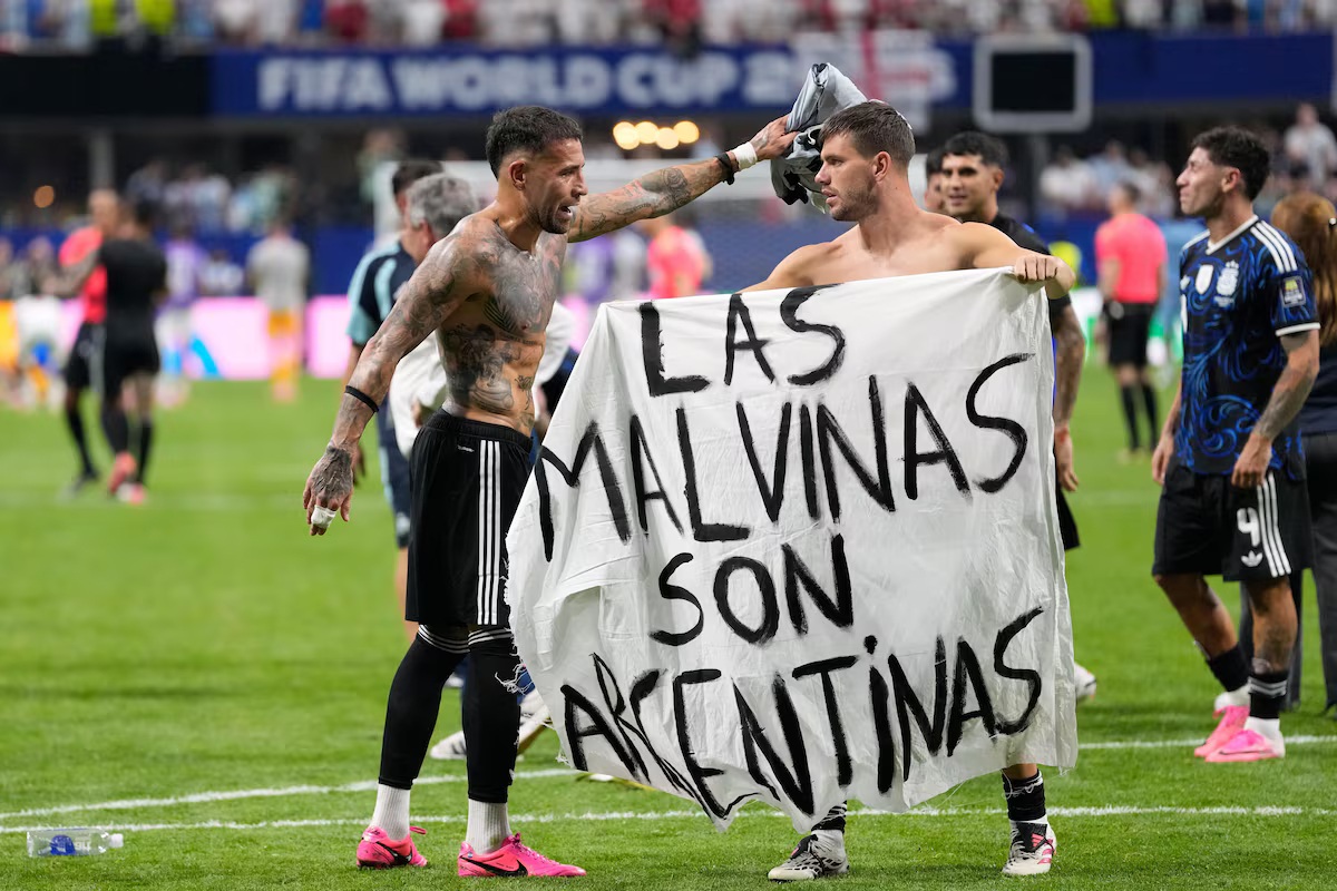 liberta___depre's tweet photo. Jogadores argentinos não serão punidos pela FIFA por faixa com dizeres: "As Malvinas são argentinas" que foi estendida no gramado do Mercedes-Benz Stadium, em Atlanta, após a vitória da seleção albiceleste sobre a Inglaterra por 2 a 1.

Embora o regulamento da entidade máxima do futebol proíba a exibição de slogans ou o entoamento de gritos de caráter político em seus torneios, os jogadores argentinos não receberão nenhuma punição. 

Via: @BBC 

📷Rebecca Blackwell/ AP Photo / 📷Jewel Samad/