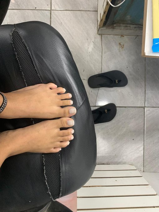 hypnoticsinner's tweet photo. chama dm pra ver oq esses pezinhos são capaz de fazer (telegram na bio) #PINTOSAWARDS #XOTAAWARDS #pack #feetpics #soles #nsfwfeet #footfetısh #vendopack #pes https://t.co/J0CHhfBmjj