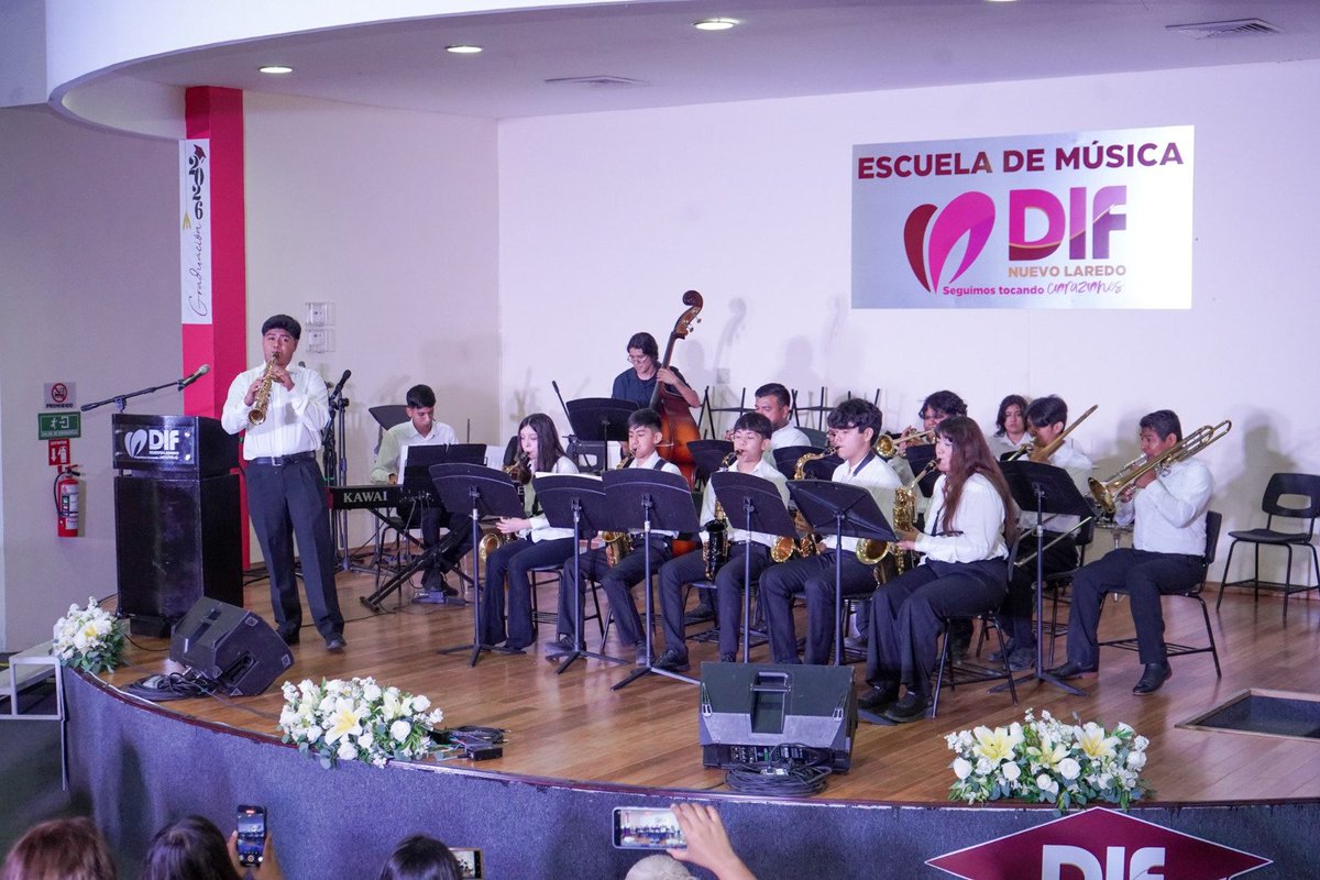HectorVillarri's tweet photo. Sistema DIF #NuevoLaredo IMPULSAN EL TALENTO DE 230 ESTUDIANTES EN EL RECITAL DE LA ESCUELA DE MÚSICA

#CdVictoria Como parte del compromiso  de fortalecer la educación, la cultura y el desarrollo artístico, el Sistema DIF #NuevoLaredo realizó el Recital del Curso Primavera-Verano 2026 de su Escuela de Música, donde 230 estudiantes demostraron el aprendizaje adquirido durante el semestre.

Los alumnos concluyeron su formación en alguno de los 36 talleres que ofrece la institución en los niveles principiante, intermedio y avanzado, impartidos por 11 maestros con trayectoria en la música y las artes. Además, la Escuela de Música brinda clases gratuitas a estudiantes del programa de Educación Especial, promoviendo una formación artística incluyente.

Durante el recital, celebrado en el auditorio de la institución, los estudiantes interpretaron un repertorio que representó un importante reto musical, compartiendo con sus familias el resultado de meses de preparación, disciplina y dedicación.

La presidenta del Sistema DIF Nuevo Laredo, Claudette Canturosas Villarreal, destacó que impulsar espacios para el desarrollo artístico significa apostar por el futuro de las nuevas generaciones.

"En el DIF creemos que invertir en el talento de nuestra niñez y juventud es invertir en el futuro de Nuevo Laredo. Nuestro compromiso es seguir abriendo puertas para que cada niña, niño y joven tenga la oportunidad de desarrollar su talento y alcanzar sus sueños. Estamos convencidos de que, con disciplina, esfuerzo y el respaldo de sus familias, pueden llegar tan lejos como se lo propongan."

Por su parte, el coordinador de la Escuela de Música, Jesús Marcelo Torres Treviño, señaló que la enseñanza musical fortalece habilidades artísticas y valores como la disciplina, la perseverancia y el trabajo en equipo, contribuyendo a la formación integral de los estudiantes.

Durante la ceremonia también se entregaron menciones honoríficas a alumnas y alumnos que destacaron por su desempeño y dedicación en las diferentes disciplinas que ofrece la institución, entre ellas guitarra, violín, teclado, canto, batería, clarinete, saxofón, percusión, flauta transversal, coro y banda sinfónica, además del programa de Educación Especial.

Con estas acciones, el Sistema DIF Nuevo Laredo continúa acercando oportunidades de formación artística de manera gratuita para niñas, niños, jóvenes y personas con discapacidad, fortaleciendo el talento local y promoviendo una ciudad con mayores oportunidades para todos. @Dr_AVillarreal @GobiernoMX @Claudiashein @Carmenliliacrv @gobnld @gobtam @destacar @todos #seguidores #Tamaulipas #Mexico