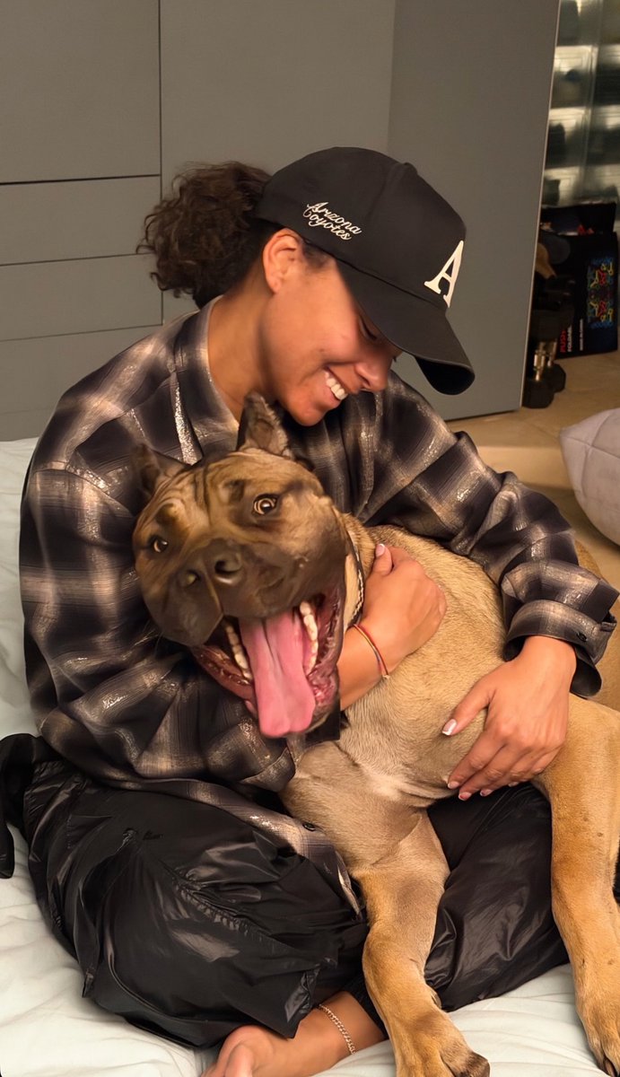 AliciaKeysDaiIy's tweet photo. Alicia Keys’ family dog died today at 91 🕊️ 

RIP Simba 🐾 https://t.co/uS03P5ku62