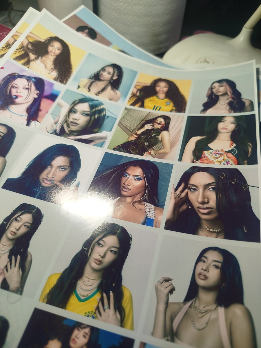 guisitodemara's tweet photo. MUTIS QUE LES GUSTE EL KPOP, NECESITO URGENTE IDEA DE MERCH PARA VENDER EN UN EVENTO SUPER IMPORTANTE DE MI CIUDAD, por ahora se me ocurrió Polaroids, stickers de fotitos de grupos y bueno me qued�� sin ideas #twt #kpop #mutis https://t.co/AYxLGhf2db