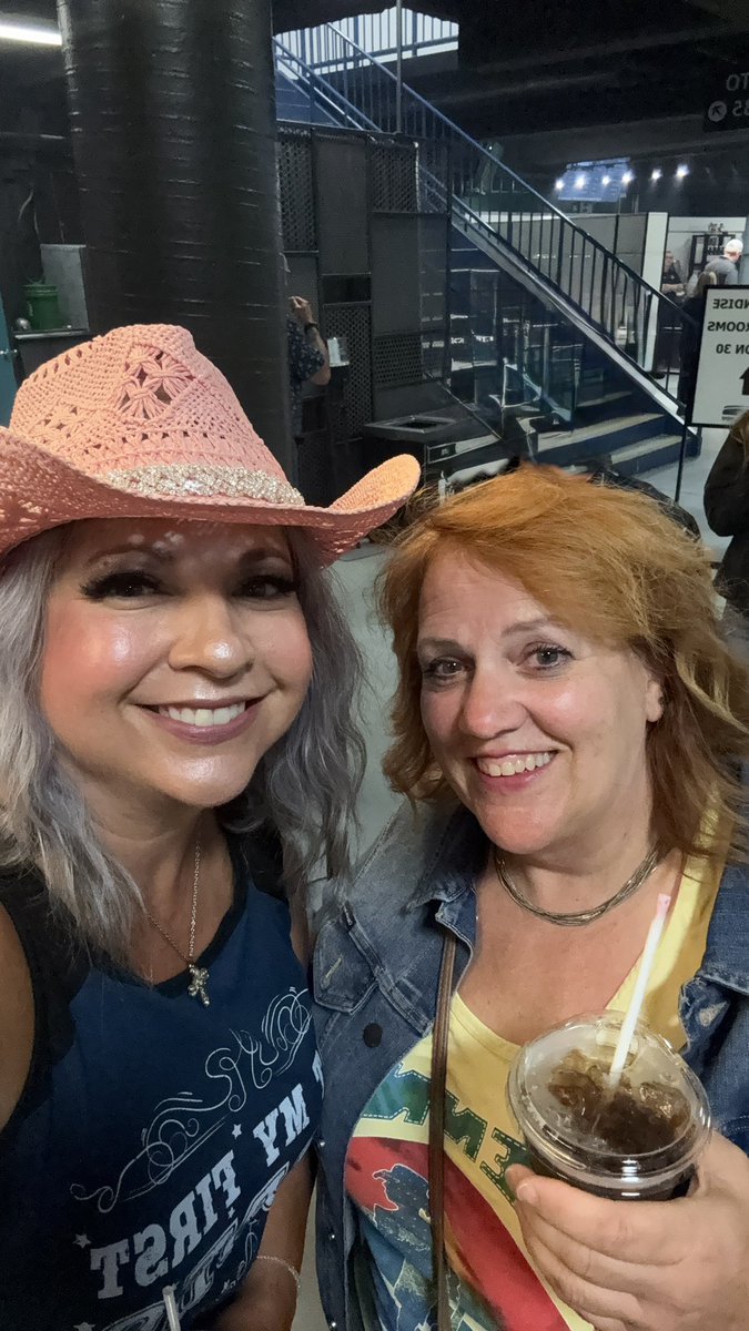 RriBye's tweet photo. Let’s go girls. #ZachTop #YXE #RealFriends #IRL https://t.co/ctZRTHtiEV