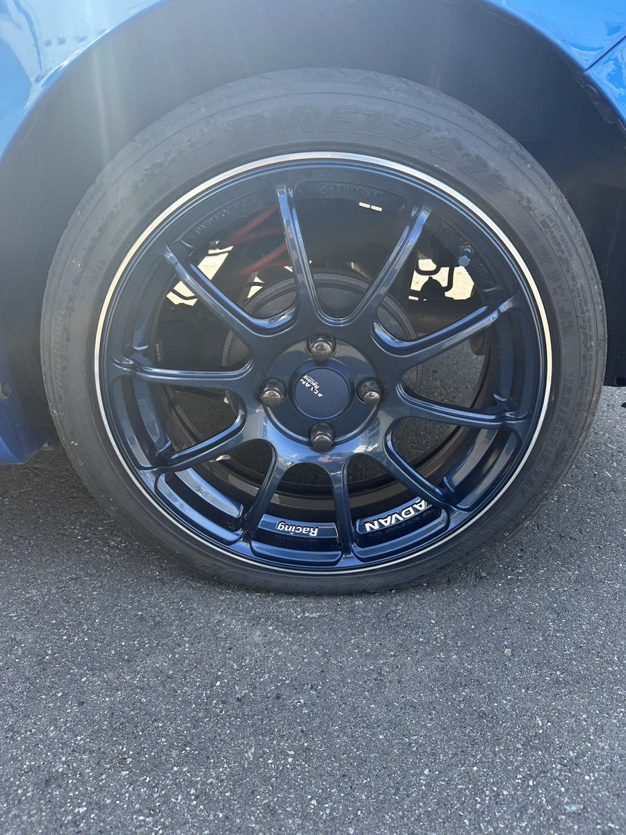 Yocchi_S660's tweet photo. ガレージに保管していた相方のコペン用のホイールが盗難被害に遭いました
警察にも被害届は提出してます
可能性はかなり低いですが、もしそれっぽいホイールを見かけた方はDMかリプくださると幸いです

ADVAN RZ-Ⅱ ブルー 16×5.5J +45 4本
いずれもセンターキャップ無し、GRロゴ入りのエアバルブ付き https://t.co/Oe8TcCWHOv