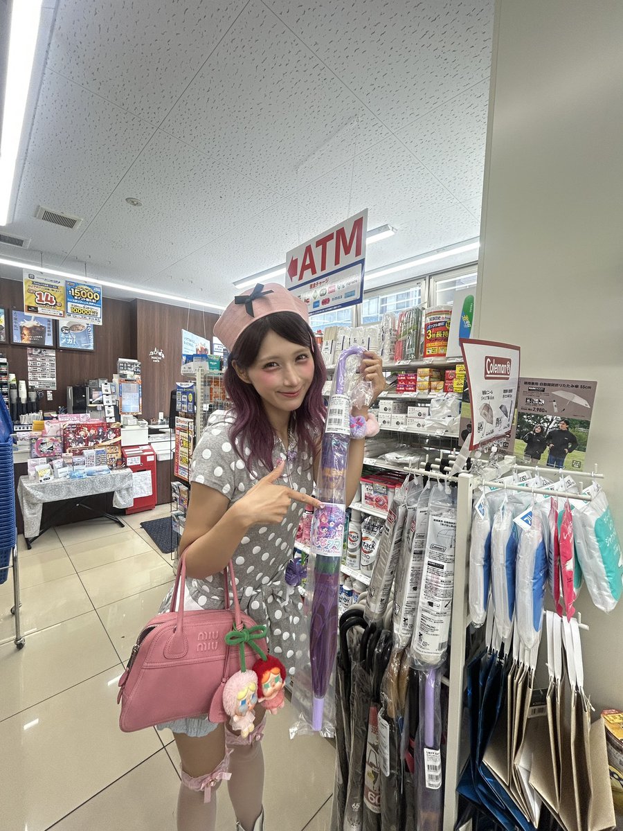 ssshinako's tweet photo. ローソンに
超ド派手傘を仕込みました💜☂️

いつか豪雨の日とかに
これしか傘が残ってなくて仕方なく
これ使うサラリーマンさんが
現れるのをちょっとだけ
楽しみにしています💜☂️笑 https://t.co/TlwPqYzVjp