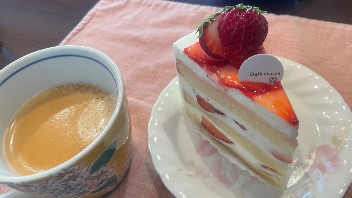 sono_uruoi's tweet photo. 友人への「体大事にしてね」の一言に、今の自分ができる精一杯の優��さを込めた。
でも帰宅して一人になったら、どうしても涙が止まらない。
こんな不安定な精神状態、いつまで続くんだろう。

心に正直に、今を精一杯生きる、自分へのご褒美🍓☕️ https://t.co/mZ5cHmd6AB