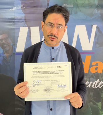 YamidLopezS's tweet photo. Si Iván Cepeda está en desobediencia civil y su presidente Petro dice que las elecciones fueron un fraude, ¿por qué recibe la credencial como Senador de oposición que da, precisamente, esa elección?

¿No es una contradicción? Deje su respuesta sin insultar. https://t.co/WzyqaX8I8L