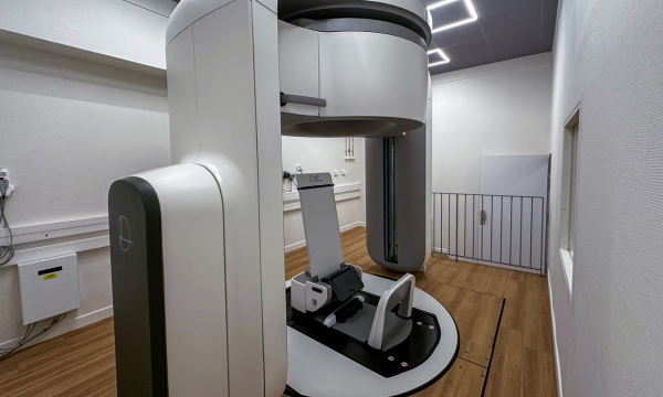 aympontier's tweet photo. Le Centre Léon Bérard à Lyon devient le premier établissement en Europe à déployer une technologie permettant de réaliser des radiothérapies en position assise ou debout. Une solution rendue possible notamment par l'IA 🇫🇷 de TheraPanacea.
https://t.co/knFaX6U9TF https://t.co/xBDirL6Yz5