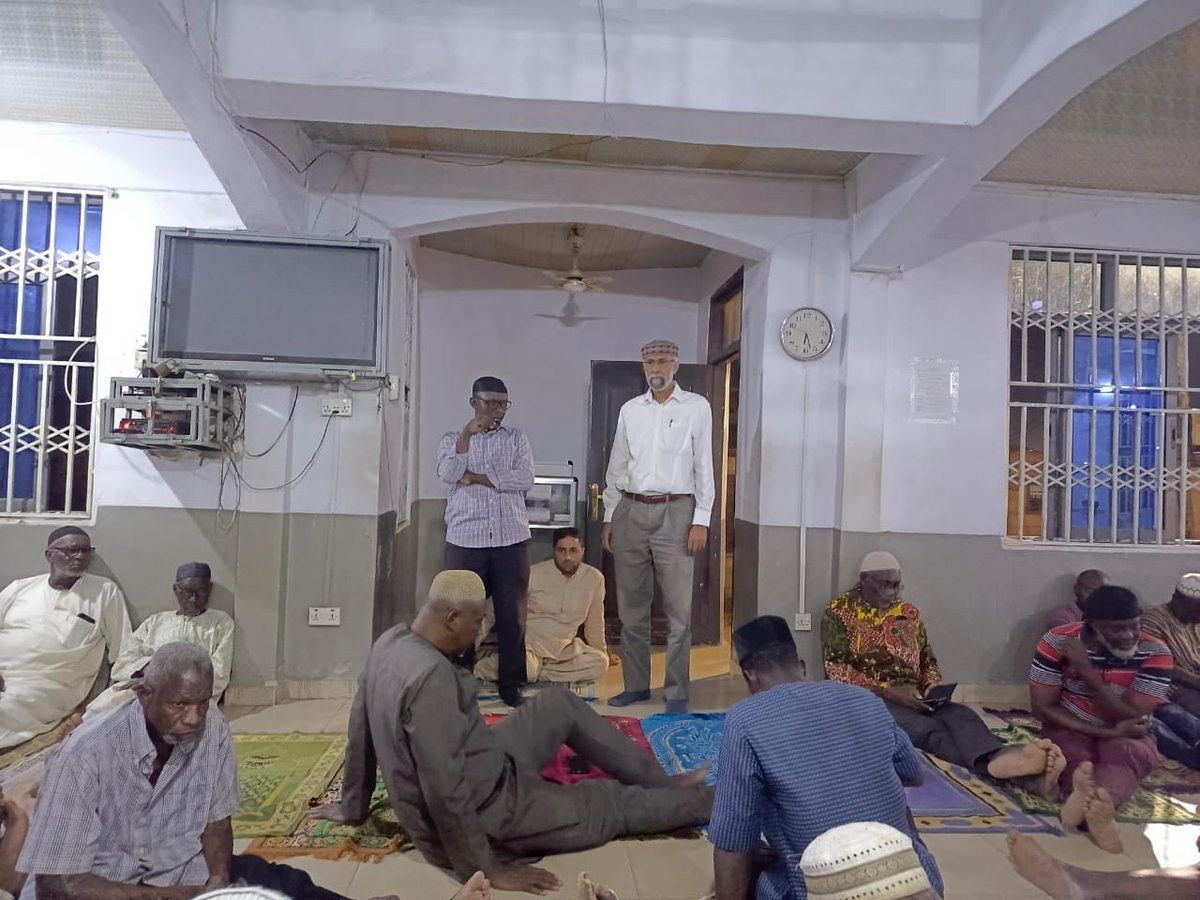 HF_Ghana's tweet photo. Humanity First Ghana conducted mental health education sessions at the Wa Central Mosque and Dori Mosque, raising awareness and encouraging conversations on mental well-being within the community
#HumanityFirst
#MentalHealth
#CommunityOutreach
#ServingMankind
#HumanityFirstGhana https://t.co/wNgAbiG4rn