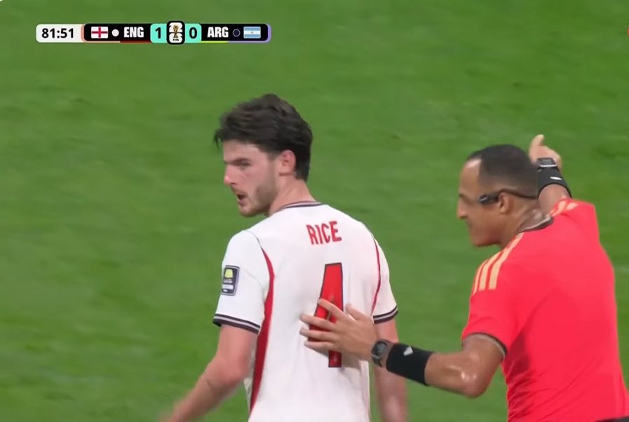 Ozil_Q10's tweet photo. الدقيقة 82 خروج ديكلان رايس
الدقيقة 85 الارجنتين تسجل التعادل 

خروج ديكلان رايس فتح الوسط للارجنتين 
تبديل غير مبرر من توخيل ! https://t.co/SiW9kqxTWG