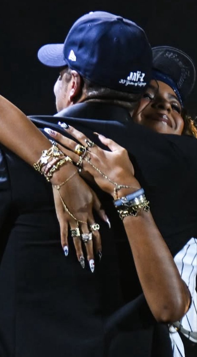gisellesgenesis's tweet photo. Blue’s wrists and hands jewelry 💎 https://t.co/TvPnH9i544