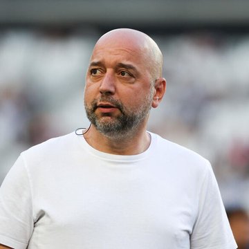 AGrosgros's tweet photo. #masterclass de G. Lopez, éloignez ce type du football serait la meilleure des choses.
son palmarès :
- #girondinsbordeauxfc 🇫🇷: Rachetés en 2021, le club est rétrogradé en National 2 (4e division) en 2024 en raison d'une dette estimée à 118 millions d'euros et d'un statut professionnel abandonné, Aujourd'hui 15 juillet exclu des compétitions nationales repartira en R1, En attendant la Liquidation judiciaire.
- #RoyalExcelMouscron 🇧🇪 : Racheté en 2020, le club a déclaré faillite en mai 2022, soit deux ans seulement après l'acquisition.
- #BoavistaFC 🇵🇹 : Était actuellement en 5e division, le club a été placé en liquidation judiciaire et a dû déclarer forfait pour deux matchs consécutifs faute de joueurs, Aujourd'hui 15 juillet le club vient d'être rayé de la carte du football.
- #LOSC Lille 🇫🇷 : Bien que le club ait atteint la 2e place de Ligue 1 en 2019, il a été vendu en 2020 avec une dette colossale (estimée à 160-225 millions d'euros), laissant le club dans une situation financière désastreuse, sauvé par la gestion de Létang.
- #lotusf1team 🇬🇧 sous sa direction, l'équipe a été racheté par #renault suite a des difficultés financières.