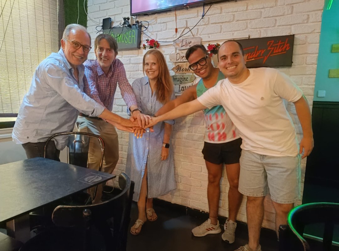 carlosvinuela91's tweet photo. Unas cañas en positivo tras la reunión del Grupo de Apoyo de @EnmaLopez en Chamberí. 🌹

¡Mañana a las 19:00 nos vemos en el Círculo de Bellas Artes! Y el domingo... ¡todos a votar! 🗳️

#YaToca https://t.co/i9GTyMndxP