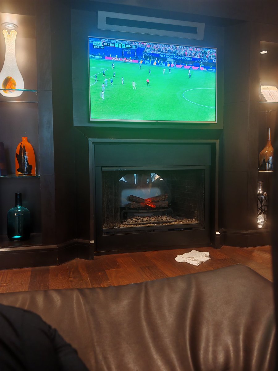 JustSmileH's tweet photo. @piersmorgan What is the difference between me and cristiano? Nothing, we look at the same game from home https://t.co/TfaplQ0bJH