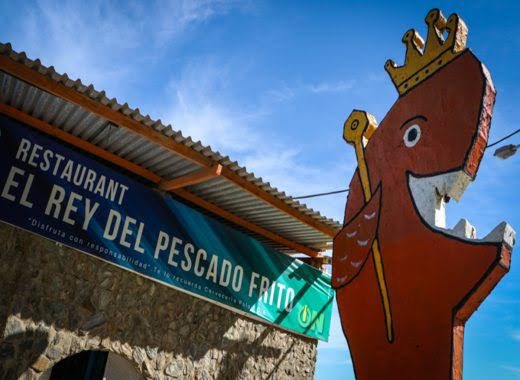 marokeano's tweet photo. “Sabe más que pescao frito”, expresión popular venezolana usada para referirse a alguien que tiene mucho conocimiento sobre algún tema en particular, o en tono sarcástico, a un "sabelotodo". Un dicho del oriente del país, donde el pescado frito es famoso por tener el mejor sabor. https://t.co/XkN45hxkcf