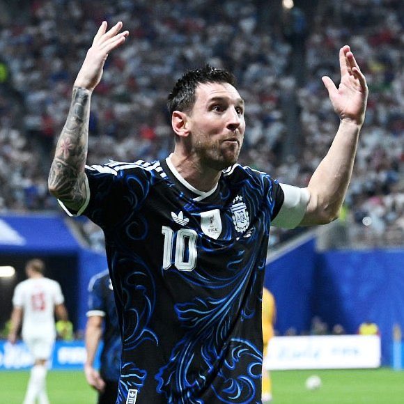 magicmike340's tweet photo. Messi, 39 ans, en train de donner une leçon de football à des gamins de 20 ans en pleine prime… Wallah, Messi, c’est le plus grand sportif de tous les temps. Je vous jure. Je m’incline vieux nain 🐐❤️

#ANGARG #ARGANG https://t.co/m6P4Y51H8Y
