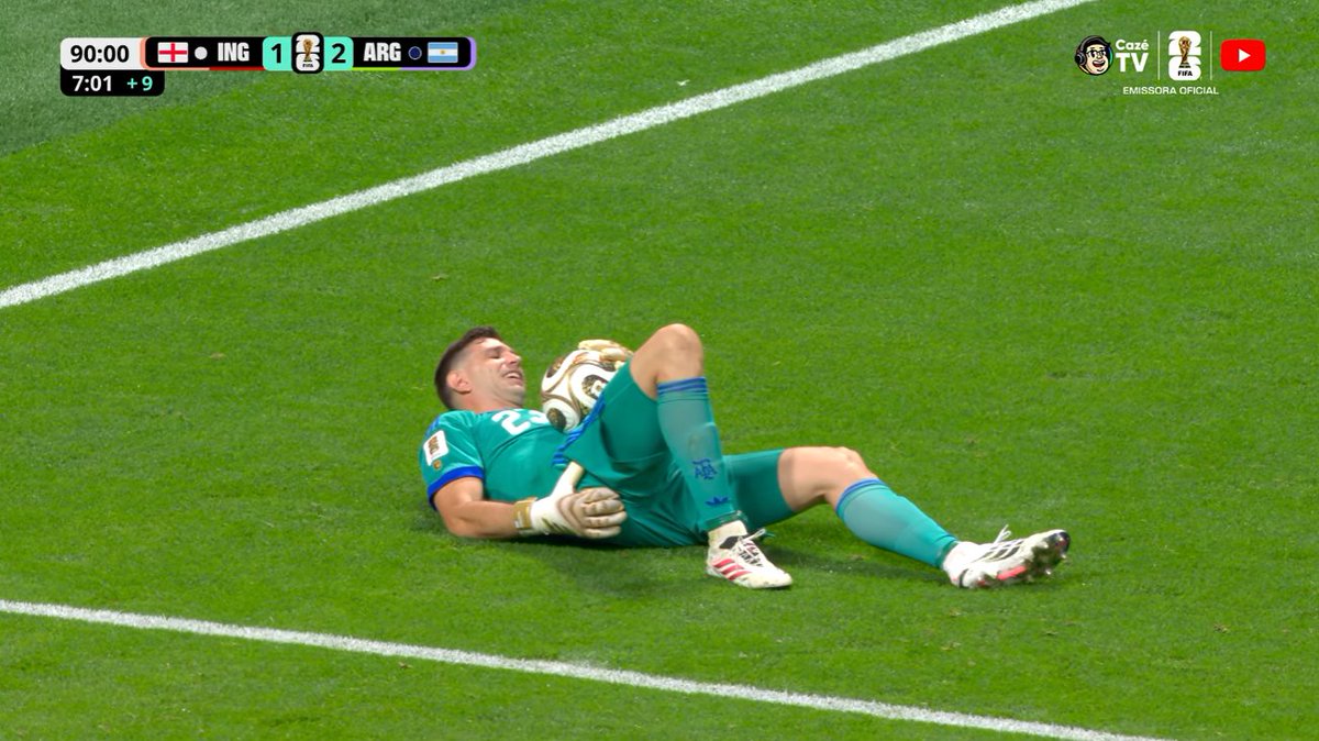 trivela's tweet photo. Dibu Martínez rindo deitado no gramado.

📸 CazéTV / Reprodução https://t.co/dj0OOsQiLX