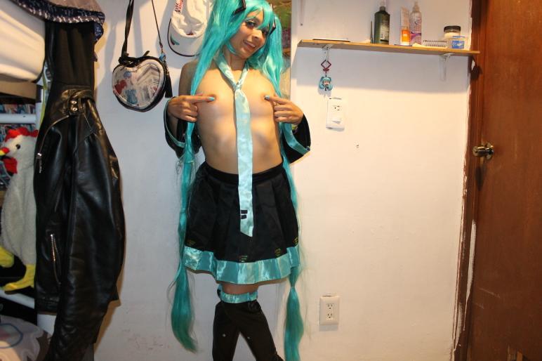 Miku_nico1's tweet photo. Algún colageno o Maduro que sea vergon que quiera chat hot con Migo y mis amigas del grupo de telegram/WhatsApp denle me gusta y rt califico vergas al dm https://t.co/Kh48v4gJoZ