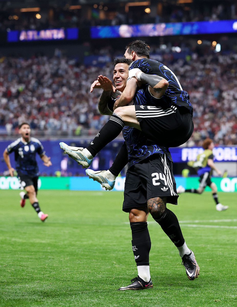 WeAreMessi's tweet photo. Leo Messi and Enzo Fernandez celebrating 😍 https://t.co/f1ymI5wzaW