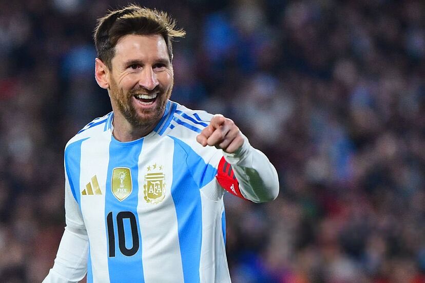 LaLigaenDirecto's tweet photo. 32 participaciones de gol en 33 partidos en Mundiales.

La LOCURA de Messi:

⭐️ Más goles en Mundiales (21)
⭐️ Más asistencias en Mundiales (11)
⭐️ Más participaciones de gol en Mundiales (32)
⭐️ Más partidos en Mundiales (33)
⭐️ Más balones de oro en Mundiales (2)
⭐️ Más mundiales disputados (6)
⭐️ Más mundiales disputados como capitán (5)
⭐️ Más goles abriendo el marcador (17)
⭐️ Más goles a selecciones diferentes (14)
⭐️ Más partidos seguidos marcando en un Mundial (9)
