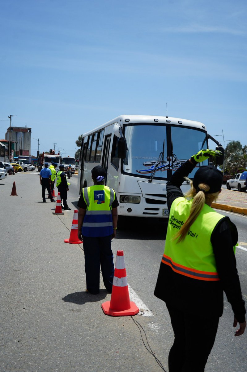 InttContigo's tweet photo. En aras de garantizar una movilidad segura y el resguardo integral de la población, el INTT se encuentra desplegado en el estado La Guaira. Esta acción forma parte del plan de contingencia implementado por el Gobierno Bolivariano para asegurar el bienestar de todos los ciudadanos https://t.co/nTQ1PoMmar