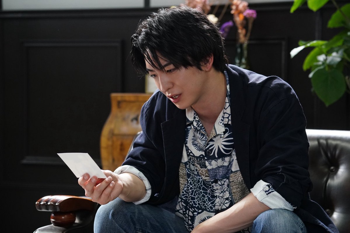 shinainaru_ytv's tweet photo. 🥀『#親愛なる夫へ 〜完璧な妻の嘘〜』

⏳ ────────────⏳
　　今夜 24:09〜 第3話放送！
⏳ ────────────⏳

放送に先駆けて、3話の場面写真を少しだけお届け📸

そして
主題歌「Stay Alive」を歌うcosmosyの皆さんが、撮影現場を訪問👏✨
その際のスペシャルな写真も大公開！

@cosmosy_x 

まだご覧になっていない方も、今からでも間に合います！
TVerにて全話配信中ですので、ぜひお楽しみください📺
🔗https://t.co/OJO0byE9oW
