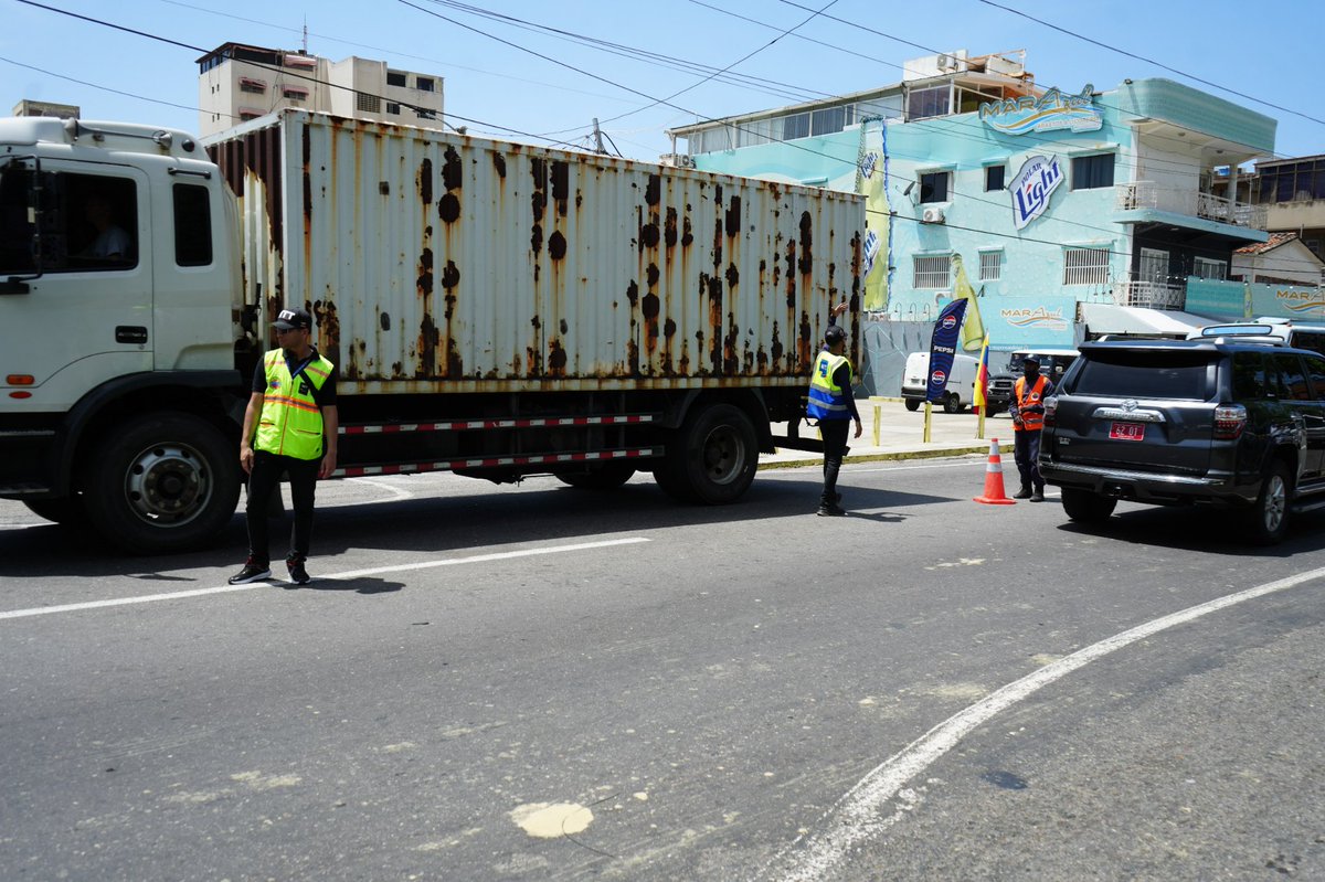 InttContigo's tweet photo. En aras de garantizar una movilidad segura y el resguardo integral de la población, el INTT se encuentra desplegado en el estado La Guaira. Esta acción forma parte del plan de contingencia implementado por el Gobierno Bolivariano para asegurar el bienestar de todos los ciudadanos https://t.co/nTQ1PoMmar