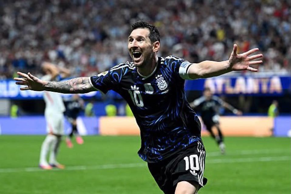 nadjib__fcb's tweet photo. 🚨🚨🚨 عــــــــــــــاجل 🚨🚨🚨

الاسطورة ميسي عند الـ 39 سنة يقود الارجنتين الى ثاني نهائي كأس العالم على التوالي و الثالث في 12 سنة

اعظم لاعب في التاريخ بدون نقاش https://t.co/M8G8EKKHh2