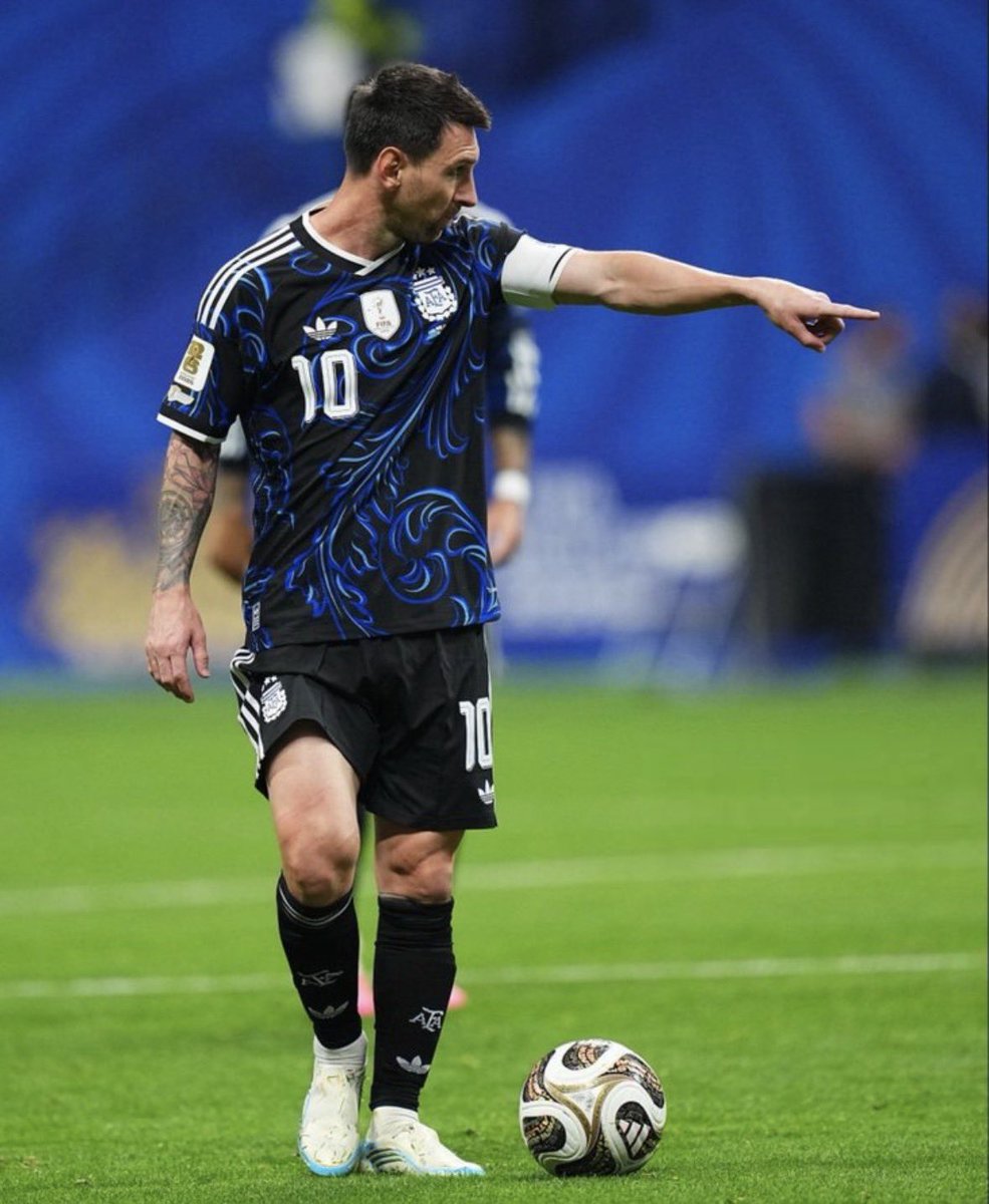 _k1l9's tweet photo. نزل لـ طرف الملعب وكأنه عشريني وصنع هدفين مباشرة

اقسم بالله انه اعظم لاعب في تاريخ كورتكم
اقسم بالله يا الكمال اللي يسويه ميسي وعمره 39 اعجاز

مب مستعد للاعتزال .. راوغ العمر ارجوك https://t.co/4djuel26Gb